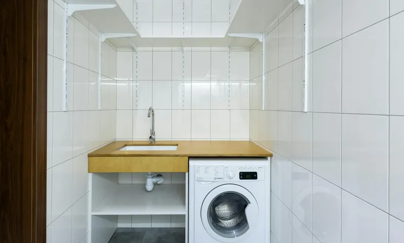 Anslut avloppet och se till att ett vattenlås finns