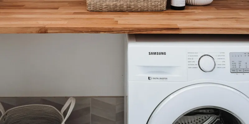 Ta bort transportskyddet och placera maskinen